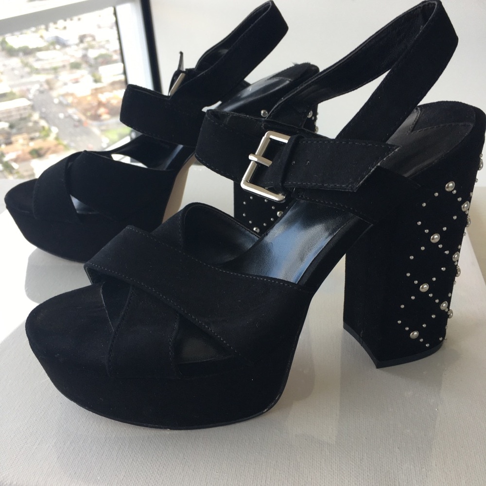 Lovely pearl dots bight heels